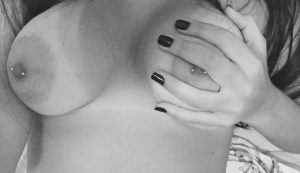 Coquine du 74 pour se masturber et parler à des inconnus