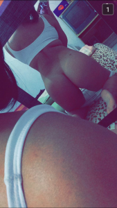 Femme en couple pour moment sexy sur le 10
